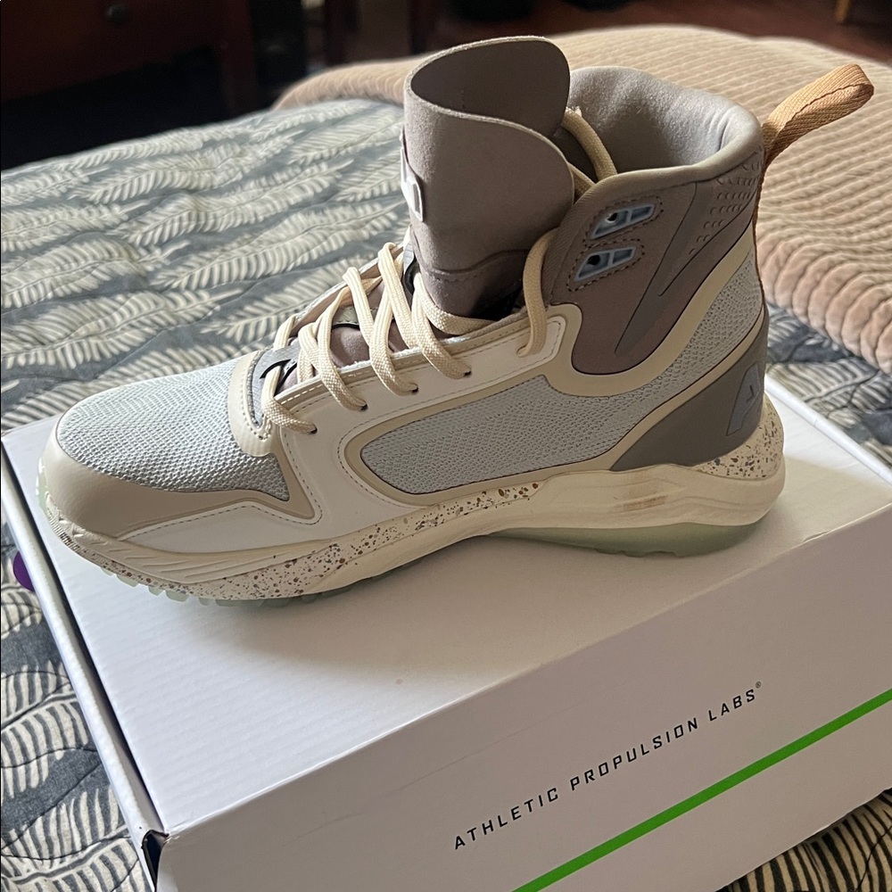 APL Women’s Techloom Defender sneakers. Size 7. - Picture 2 of 4